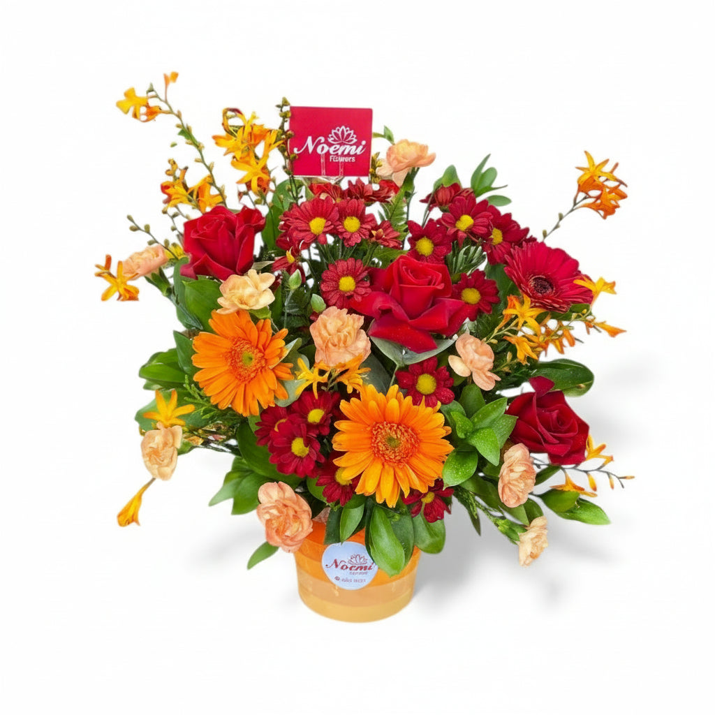 Arreglo floral en base con rosas rojas gerberas miniclaveles deisys y ruscus