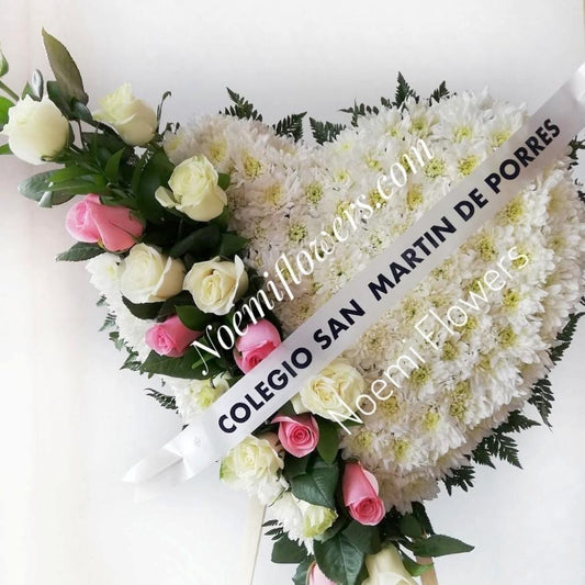 Corona NF-45 confeccionada con rosas, rusco, crisantemo y helecho. - Floristería Noemi Flowers