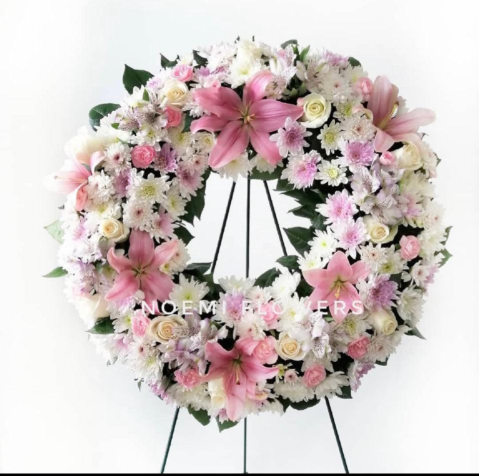 Corona Funebre elaborada con rosas, crisantemos lirios y astromelias - Floristería Noemi Flowers