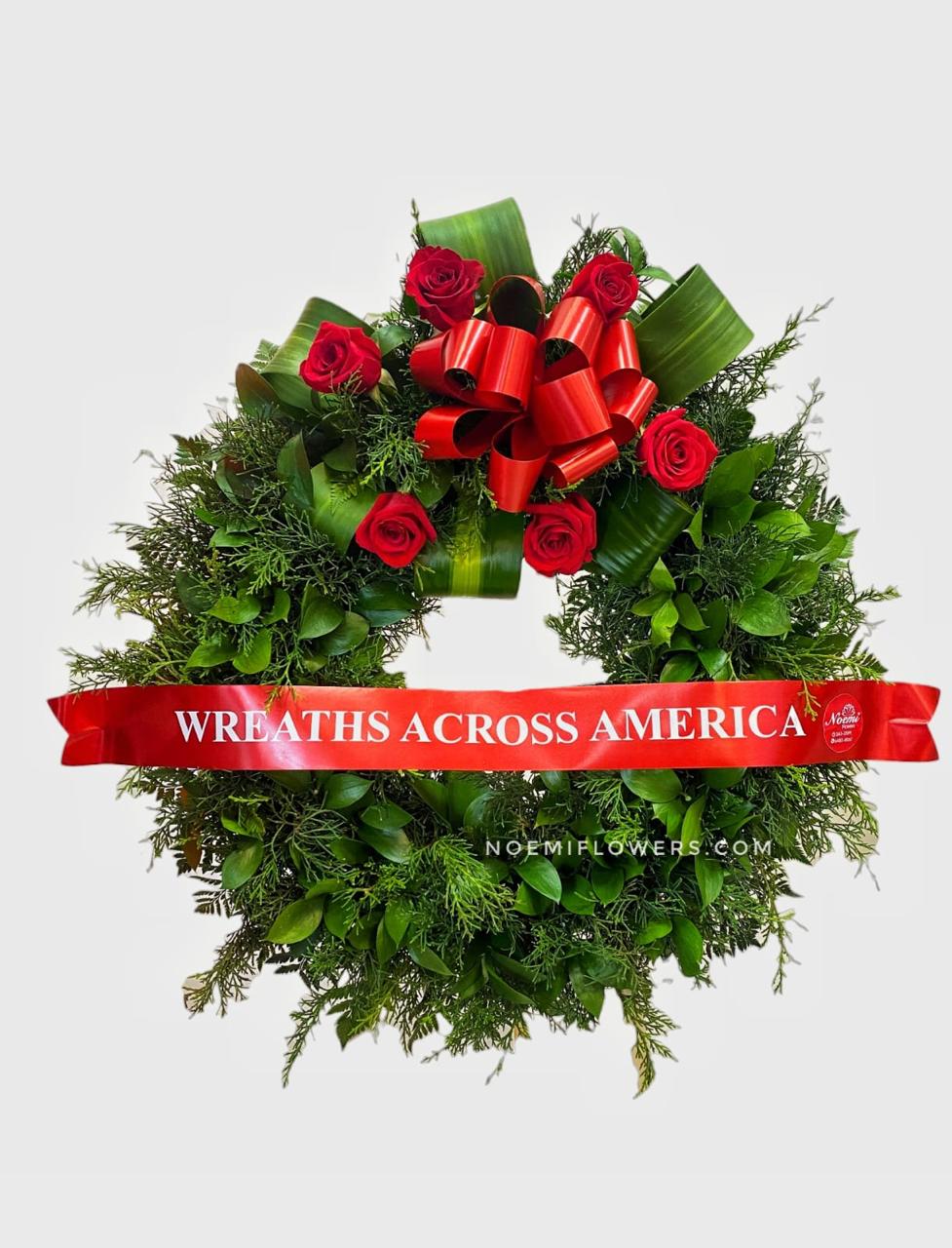 Corona Floral de Pino y Rosas - Floristería Noemi Flowers