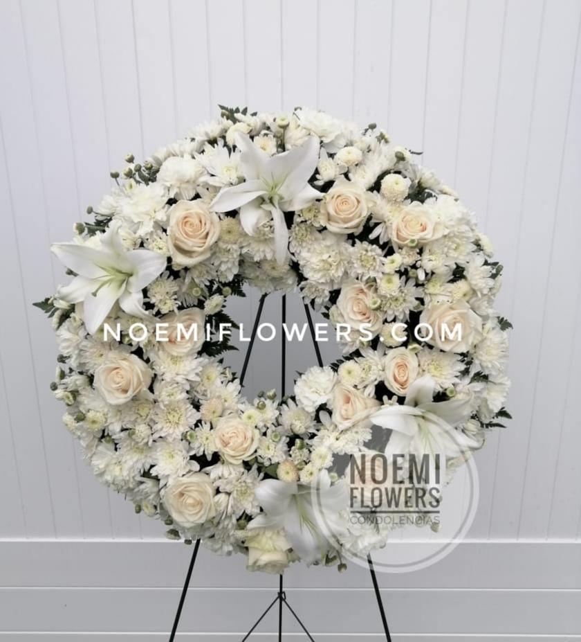 Corona Funebre elaborada con rosas, lirios crisantemos - Floristería Noemi Flowers