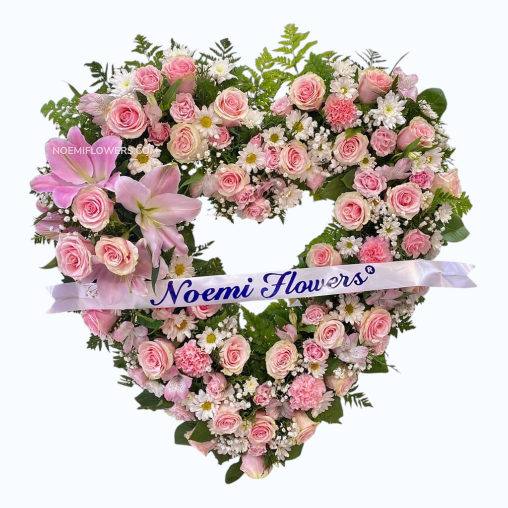 Corona en forma de corazón confeccionado con rosas,, mini rosas, claveles, crisantemos y lirios - Floristería Noemi Flowers.
