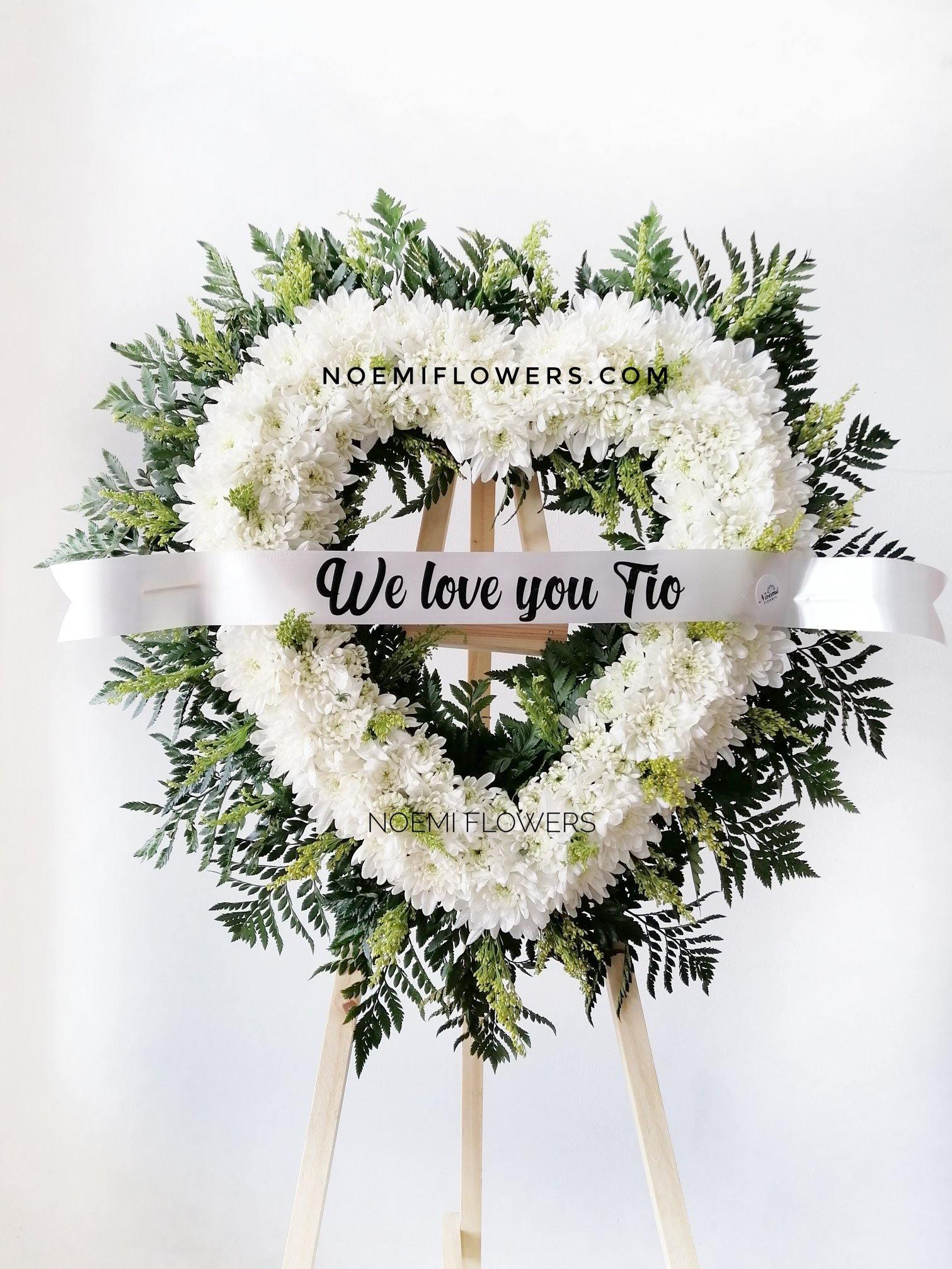 Corona Funebre con crisantemos blancos y helechos - Floristería Noemi Flowers