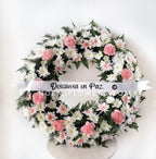 Corona Fúnebre circular con claveles rosados y crisantemos blancos incluye cinta con frase - Floristería Noemi Flowers.
