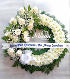 Corona fúnebre con crisantemos y rosas blancas - Floristería Noemi Flowers
