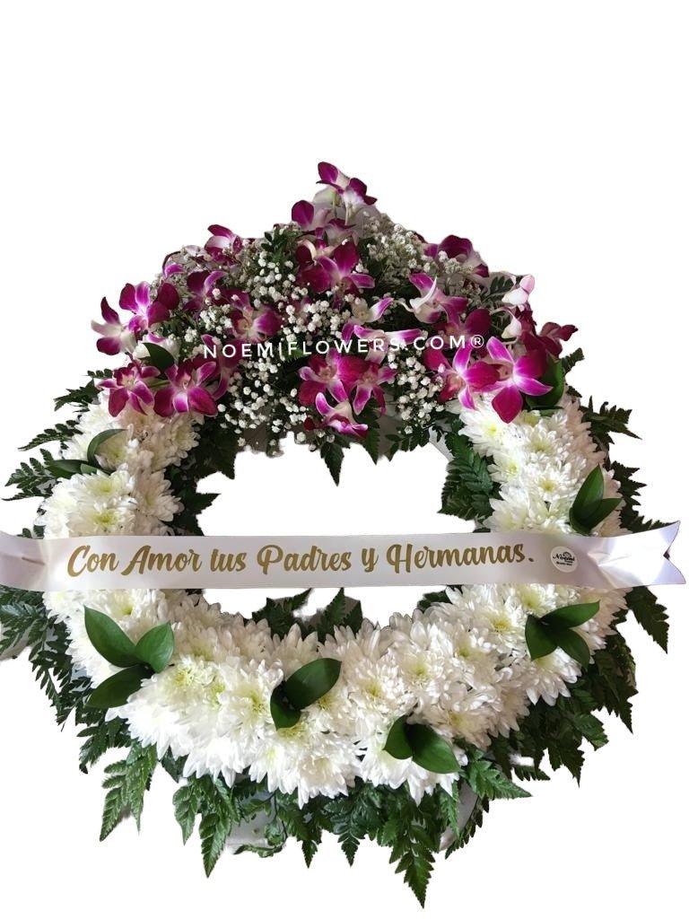 Corona NF-67 compuesto de orquídeas, crisantemo, gipsofilia y helechos - Floristería Noemi Flowers