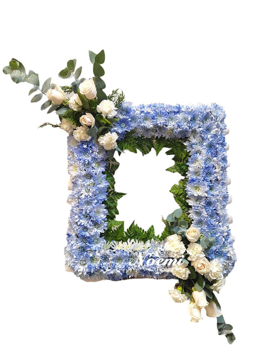 Corona Fúnebre Rectangular de Crisantemos - Floristería Noemi Flowers