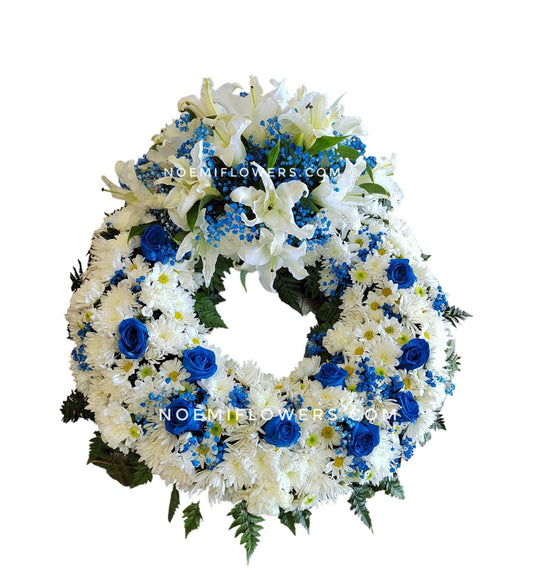 Corona NF-72 Lirios gipsofilia, rosas azules, margatiras y crisantemo - Floristería Noemi Flowers