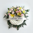 Corona Funebre con crisantemos blancos, claveles rosados y  lirios - Floristería Noemi Flowers