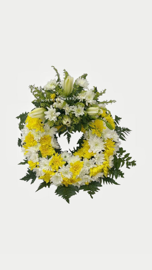 Corona NF - 40 compuesta de crisantemos, lirios, solidago - Floristería Noemi Flowers
