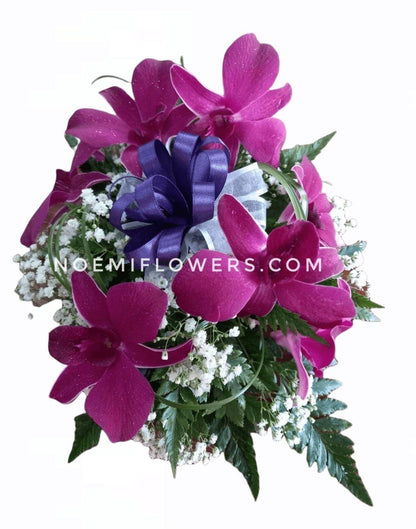 Cripta 02 confeccionada con orquídeas, gipsofilia y follaje variado - Floristería Noemi Flowers