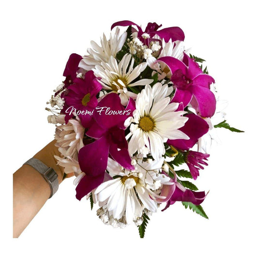 Cripta 07 confeccionado con orquídeas, margaritas, gipsofilia y follaje variado. - Floristería Noemi Flowers