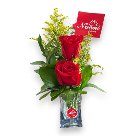 Confeccionada con rosas y follaje - Floristería Noemi Flowers. 