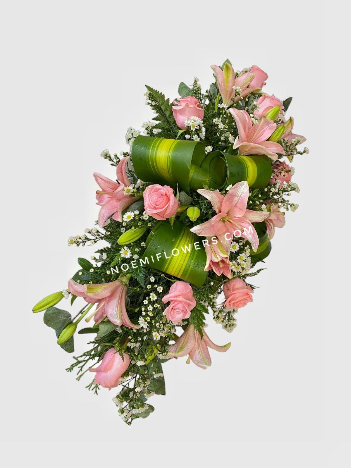 Cubre Caja con rosas liros gypsofilia y follaje - Floristería Noemi Flowers