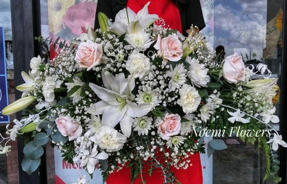 Cubre Caja Eterno Amor compuesto de rosas, lirios, margaritas, claveles, gipsofilia, orquídeas, eucalipto, - Floristería Noemi Flowers