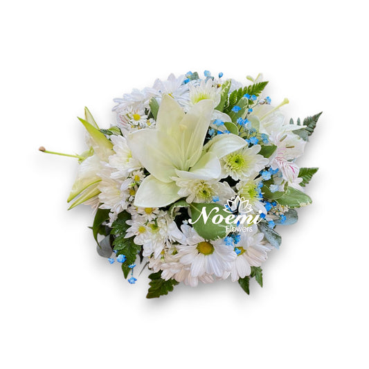 Confeccionado con lirios, crisantemos y margaritas - Floristería Noemi Flowers. 