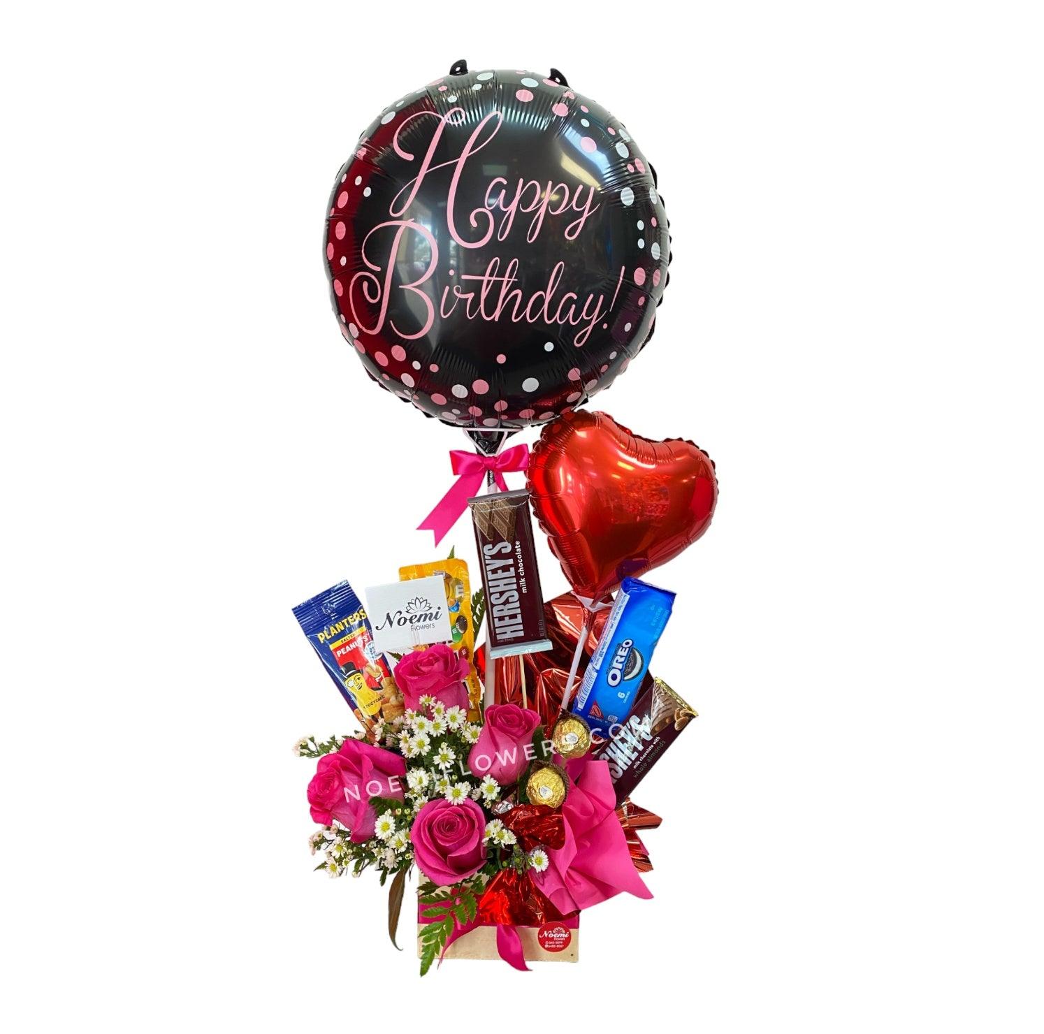 Arreglo para Cumpleaños con rosas golosinas y globos - Floristería Noemi Flowers