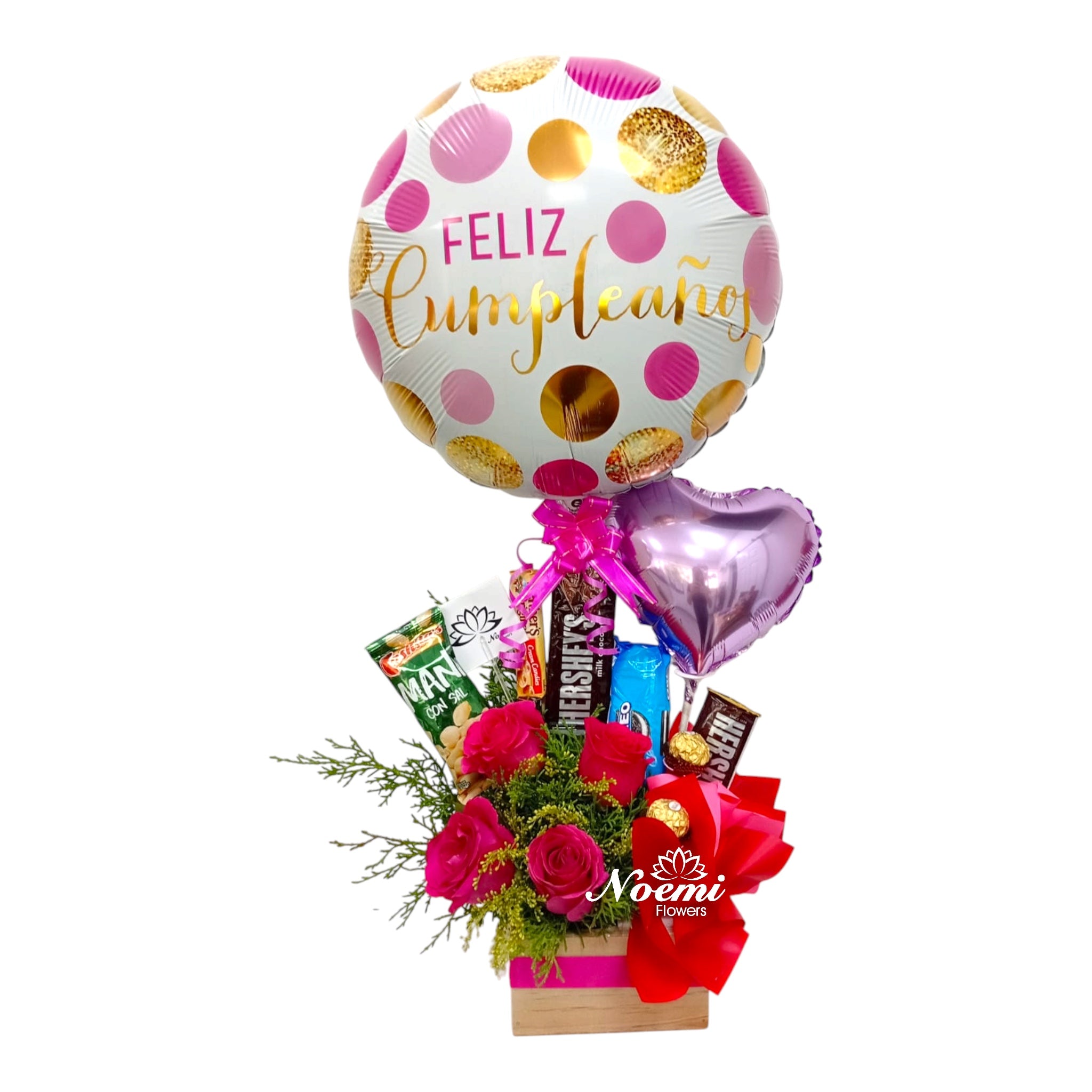 confeccionado con rosas, snacks  y globos -Floristería Noemi Flowers. 