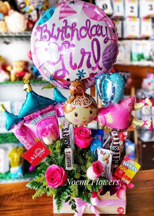 Arreglo con globo chocolates y rosas - Floristería Noemi Flowers