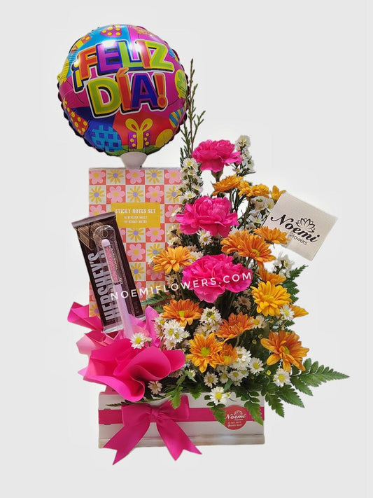 Detalle de Claveles y flores variadas con barra Hersheys y note pad con bolígrafo y globo - Floristería Noemi Flowers