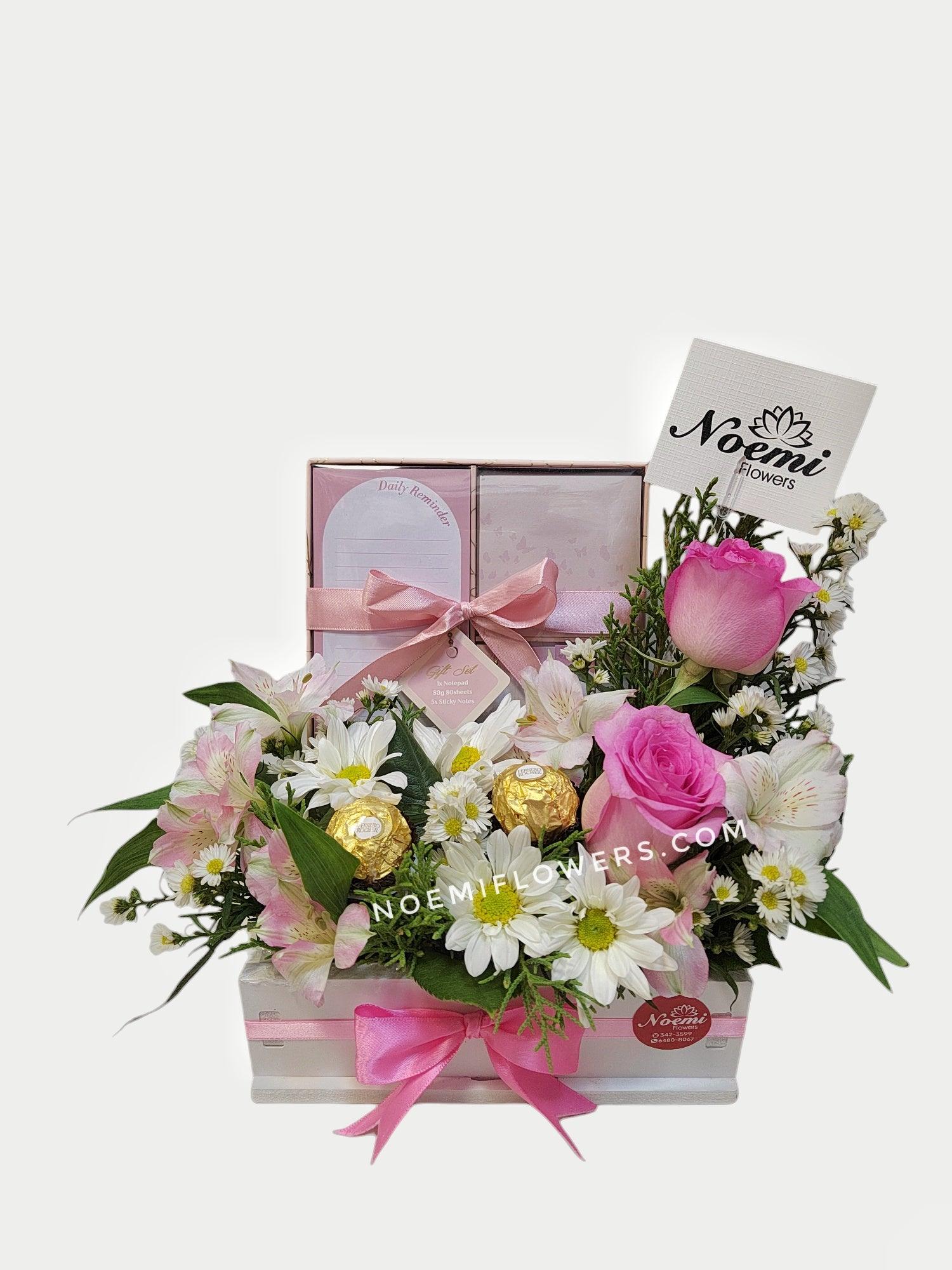 Caja con jardin de rosas y chocolates con note pad - Floristería Noemi Flowers