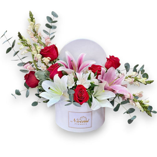 Confeccionado con rosas, lirios, eucalipto,  Dragonaria -Floristería Noemi Flowers.