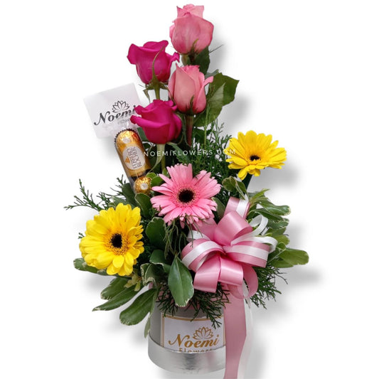 Arreglo floral confeccionado con gerberas y rosas - Floristería Noemi Flowers. 