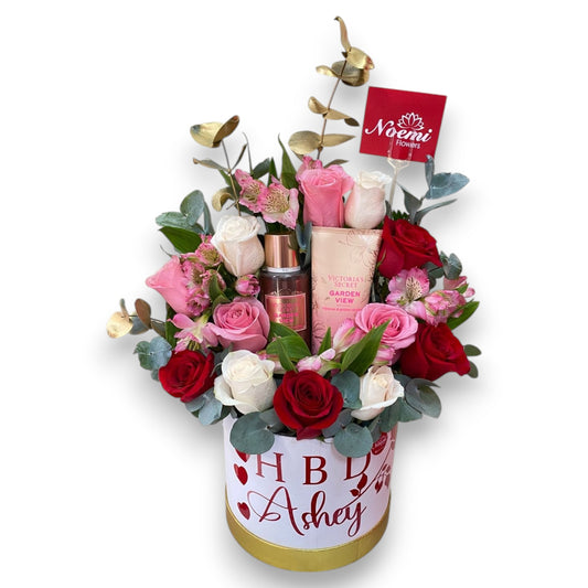 Caja confeccionada con rosas, splash y crema de cuerpo - Floristería Noemi Flowers. 