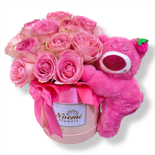 Arreglo floral confeccionado con 12 rosas y peluche - Floristería Noemi Flowers. 