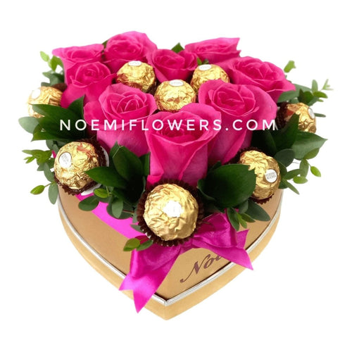 Arreglo confeccionado con caja con forma de corazón con rosas y deliciosos bombones Ferreros Rocher y follaje variado - Floristería Noemi Flowers. 