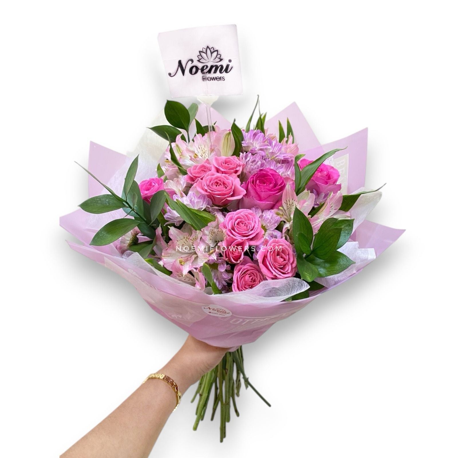 Bouquet confeccionado con rosas, astromelias y ruscos en papel decorativo - Floristería Noemi Flowers. 