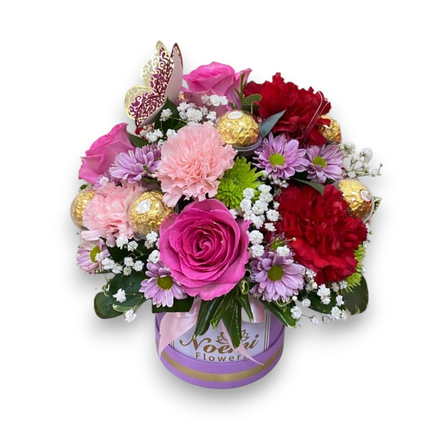 Arreglo floral confeccionado con claveles, rosas, daisy y follaje variado, acompañado de bombones Ferrero Rocher y mariposa 3D - Floristería Noemi Flowers.