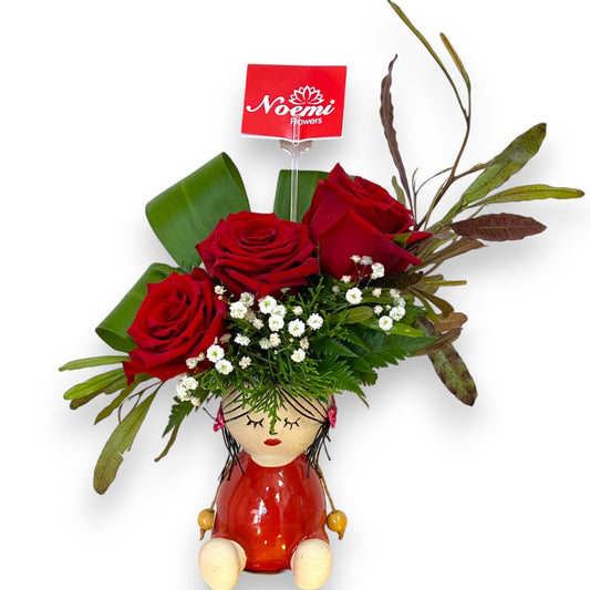 Confeccionado con rosas, gipsifilia y follaje variado - Floristería Noemi Flowers.