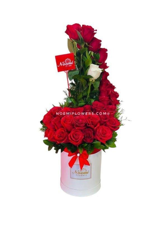 Caja con 40 rosas en forma de espiral - Floristería Noemi Flowers