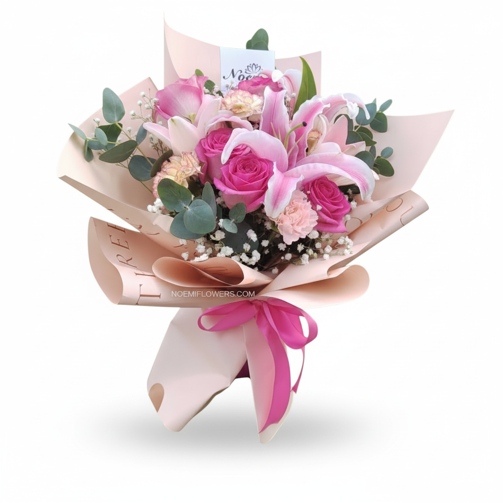 Hermoso bouquet compuesto por rosas, claveles, lirios, eucalipto y gipsofilia, envuelto en delicado papel decorativo y lazo de cinta de Satin - Floristera Noemi Flowers.