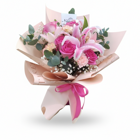 Hermoso bouquet compuesto por rosas, claveles, lirios, eucalipto y gipsofilia, envuelto en delicado papel decorativo y lazo de cinta de Satin - Floristera Noemi Flowers.