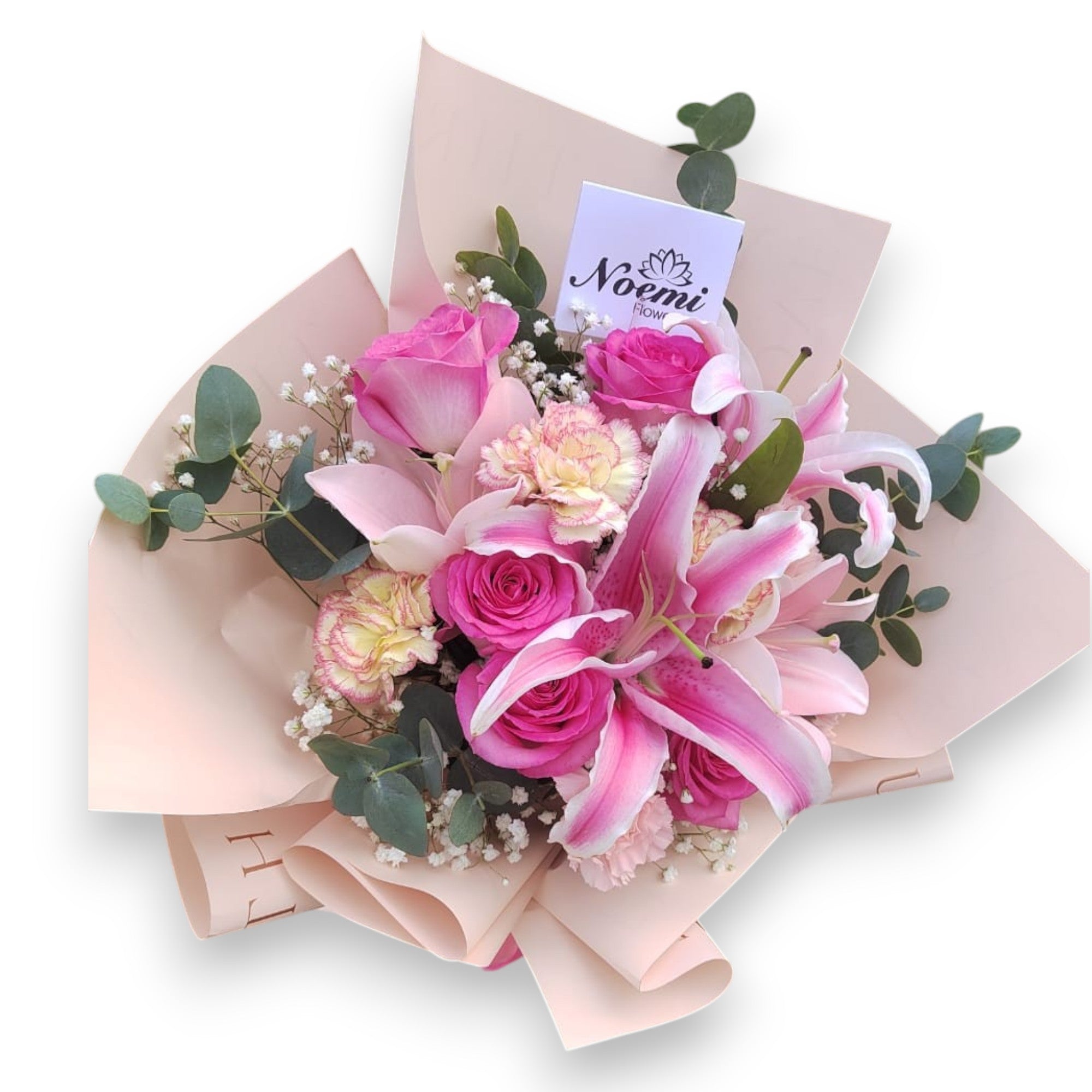 Hermoso bouquet compuesto por rosas, claveles, lirios, eucalipto y gipsofilia, envuelto en delicado papel decorativo y lazo de cinta de Satin - Floristera Noemi Flowers.