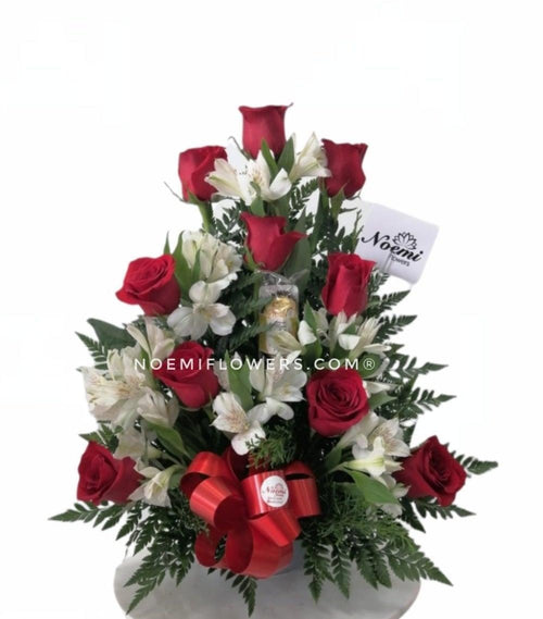 Confeccionado con rosas, astromelias, helecho 1 Ferrero Roche - Floristería Noemi Flowers