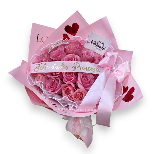 Bouquet confeccionado con rosas, corona, lazo y cinta personalizada - Floristería Noemi Flowers. 