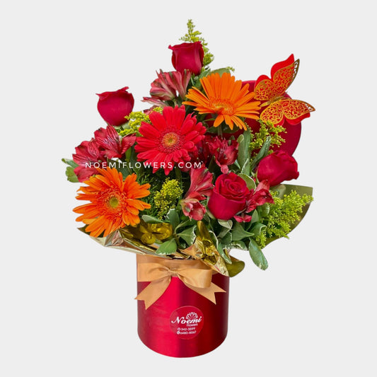 Arreglo floral esta compuesto por Rosa, gerberas y astromelias acompañado por follaje variado. Color de caja varia según disponibilidad. - Floristerías Noemi Flowers. 
