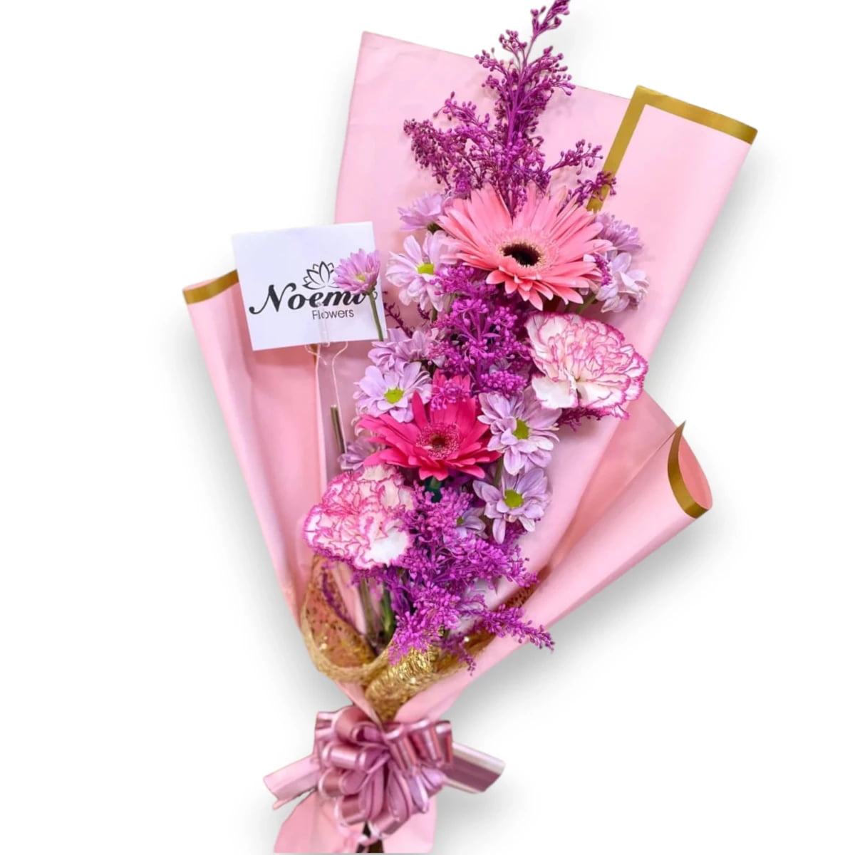 Arreglo floral confeccionado con claveles, margaritas y solidago tinturados - Floristería Noemi Flowers. 