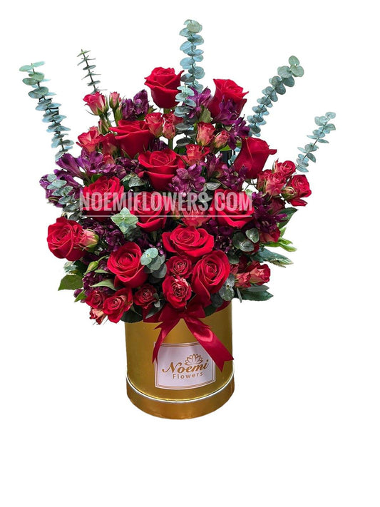 Caja de 12 rosas rojas con minirosas y Eucalipto - Glorioso - Floristería Noemi Flowers