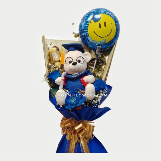 Graduación 20 es un Bouquet de 3 rosas azules con follaje, chocolate ferrero rocher x3, peluche pequeño y adicional un globo de 9" en aire - Floristería Noemi Flowers.