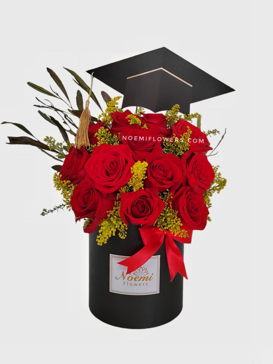 Caja con birrete Graduación con rosas rojas - Floristería Noemi Flowers