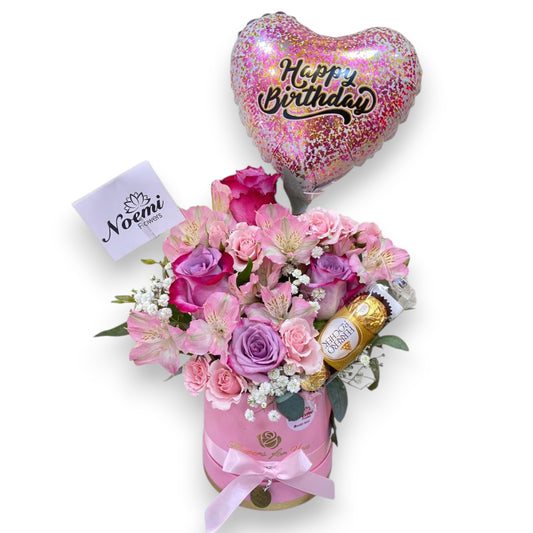 Confeccionado con rosas, mini rosas, astromelias, ferrero rocher x3 en la caja redonda - Floristería Noemi Flowers. 