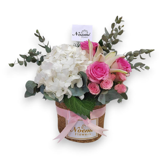 Confeccionado con rosas, mini rosas, hortensia y toques de eucalipto - Floristería Noemi Flowers.