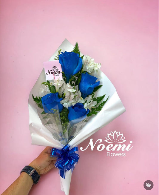 Bouquet de rosas azules en papel blanco y lazo azul