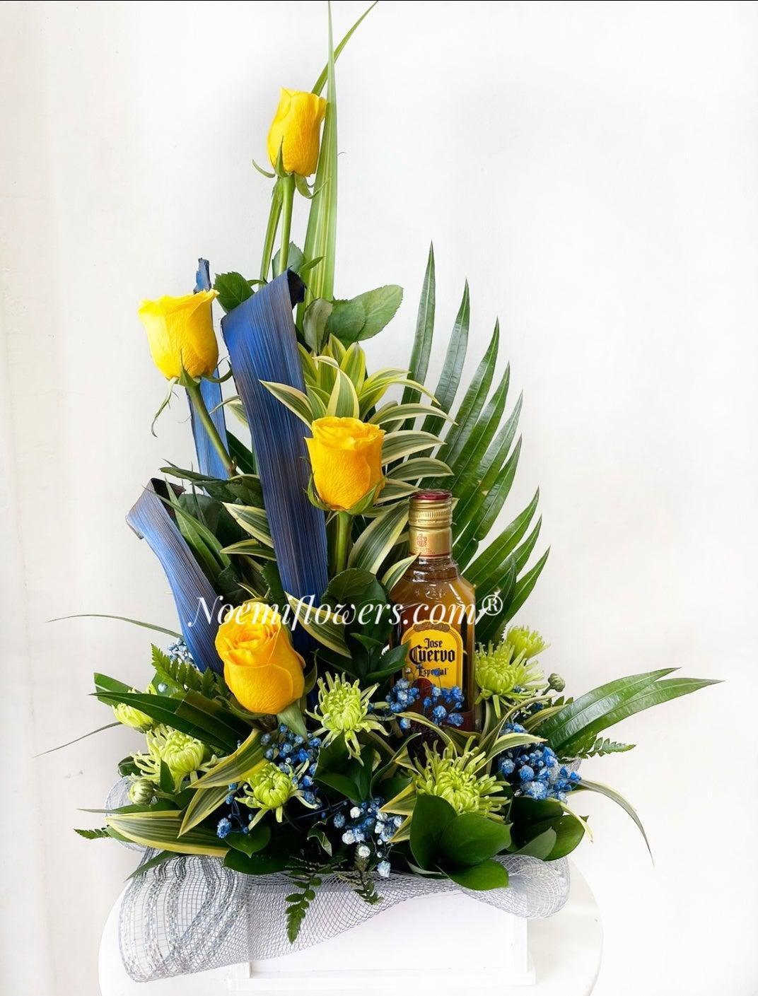 Confeccionado con rosas, botella pequeña de tequila y follaje variado- Floristería Noemi Flowers