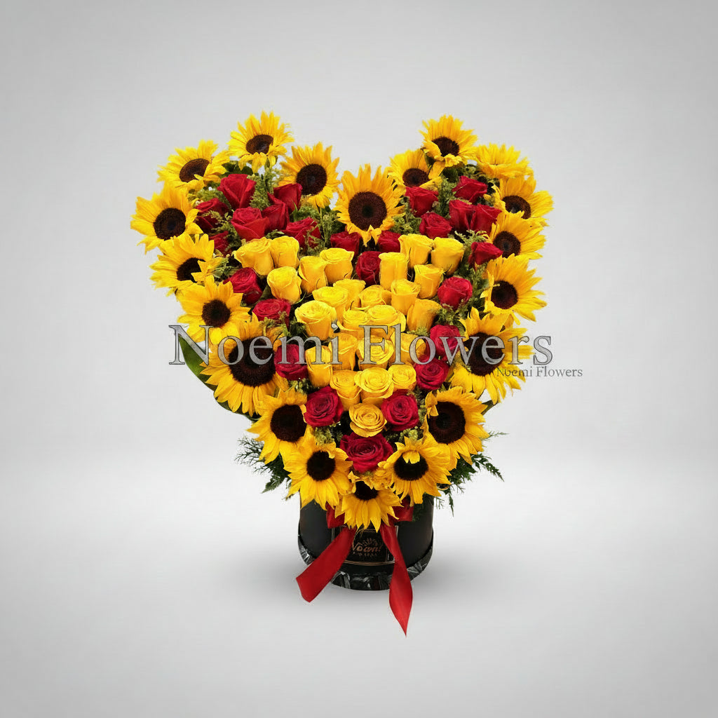 Arreglo regalo con 50 rosas en forma de corazon con girasoles alrededor - Floristeria Noemi Flowers