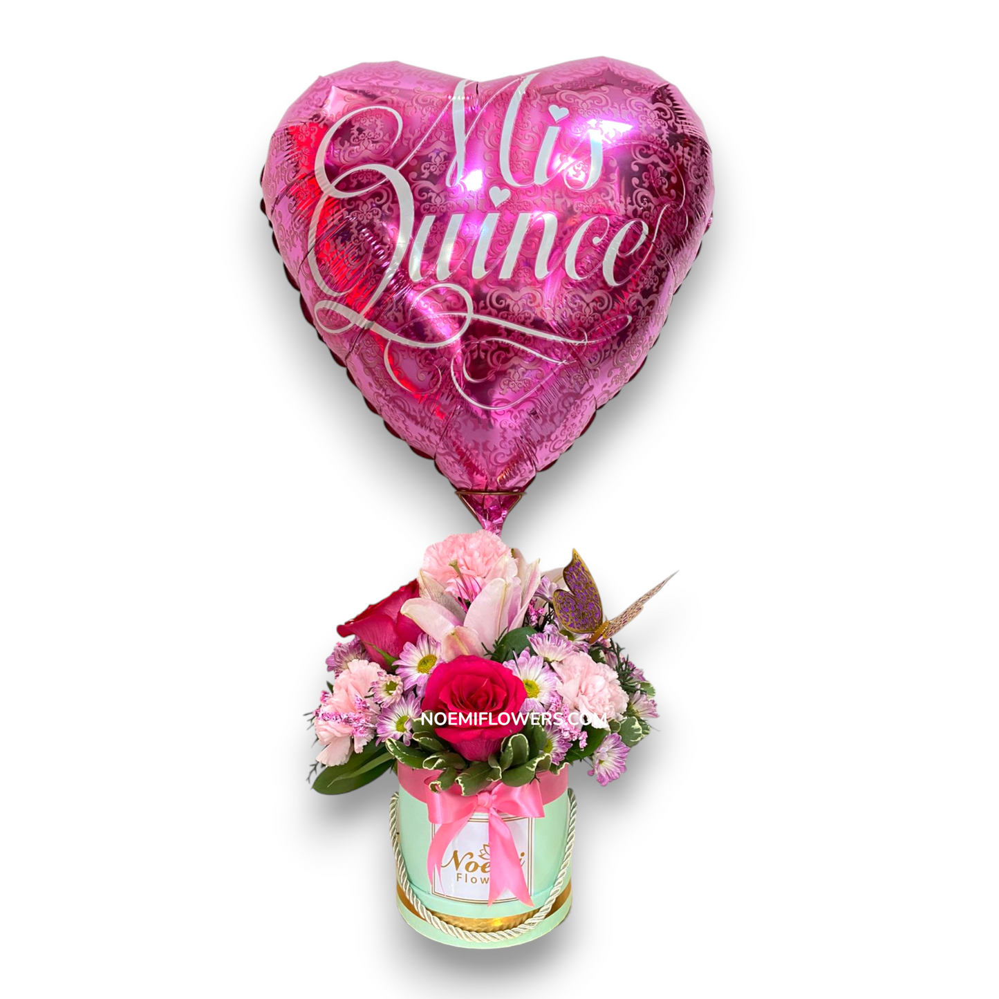 Confeccionado con rosas, claveles, follaje variado, mariposa y globo de 18" - Floristería Noemi Flowers.